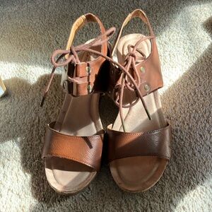 Born sandals. Lily light brown